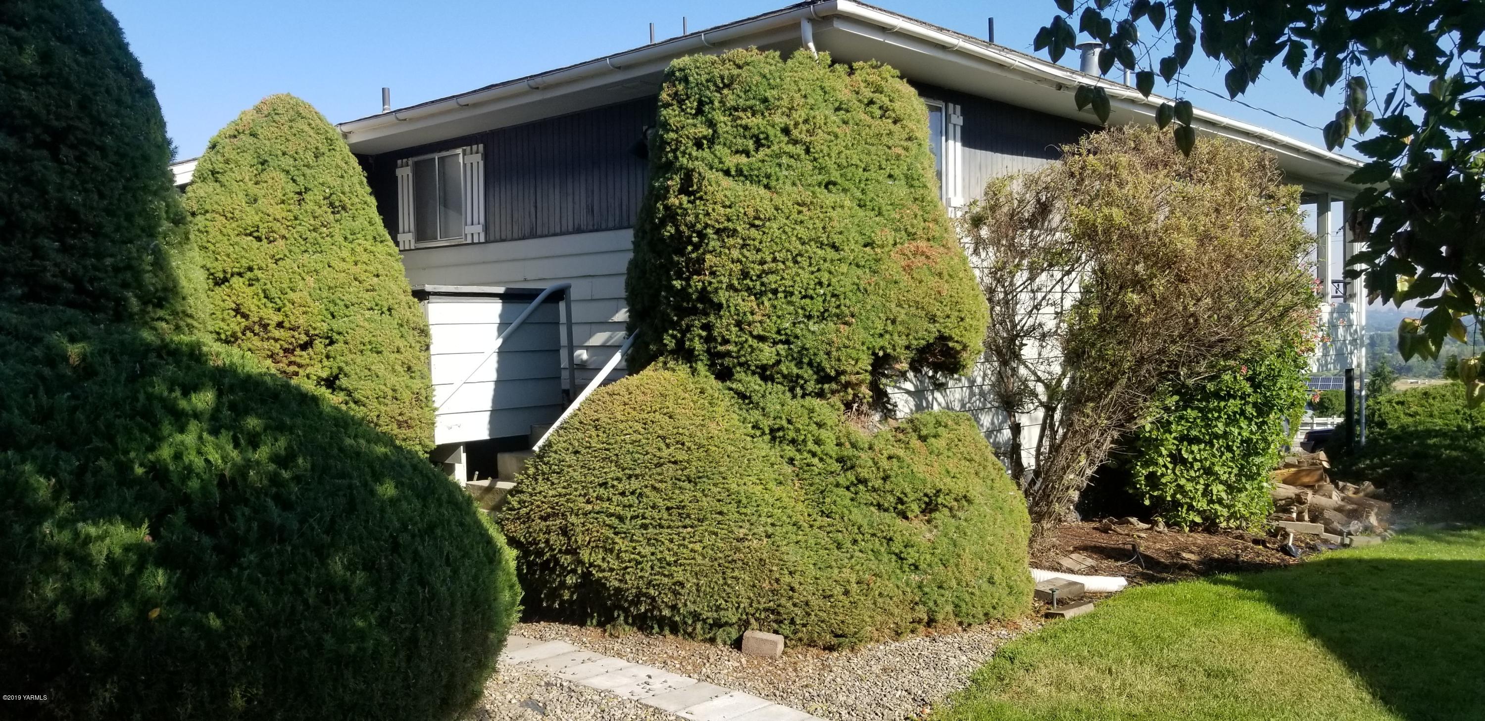 708 Meadowbrook Road Yakima, WA 98903 - Photo 17 of 65 a backyard of a house with lots of green space