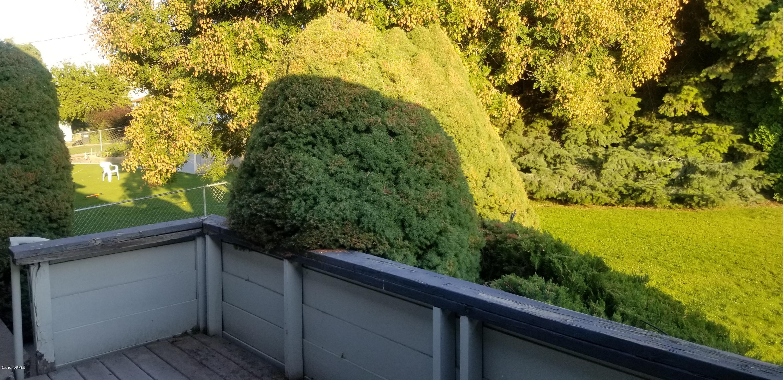 708 Meadowbrook Road Yakima, WA 98903 - Photo 18 of 65 a view of a garden from a balcony