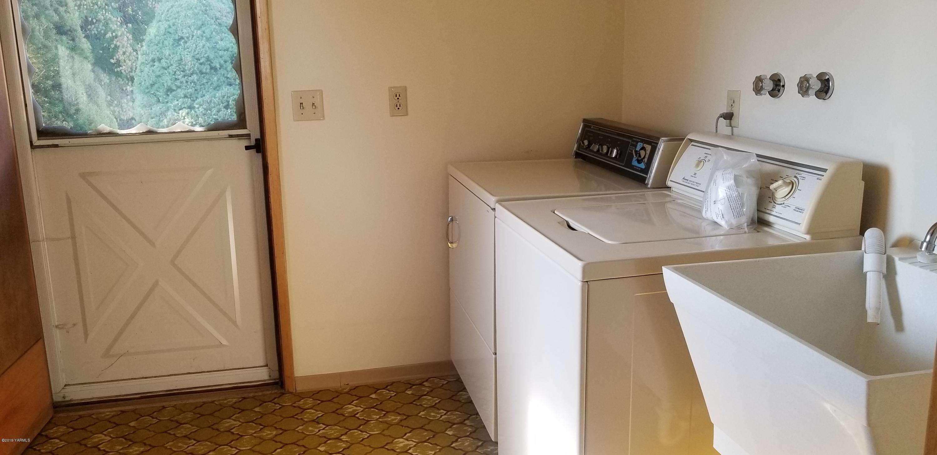 708 Meadowbrook Road Yakima, WA 98903 - Photo 31 of 65 a view of utility room