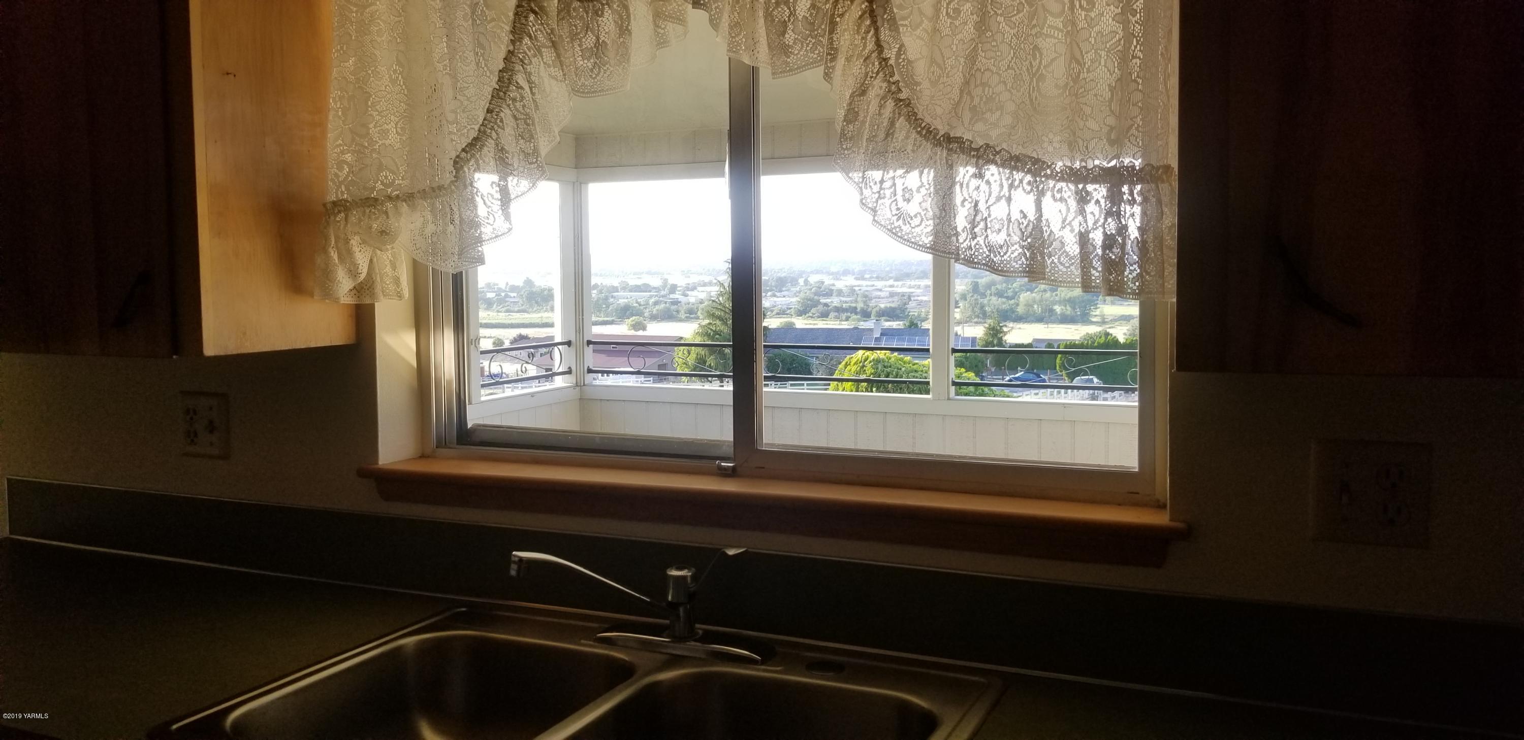 708 Meadowbrook Road Yakima, WA 98903 - Photo 36 of 65 a view of a window and an outdoor space