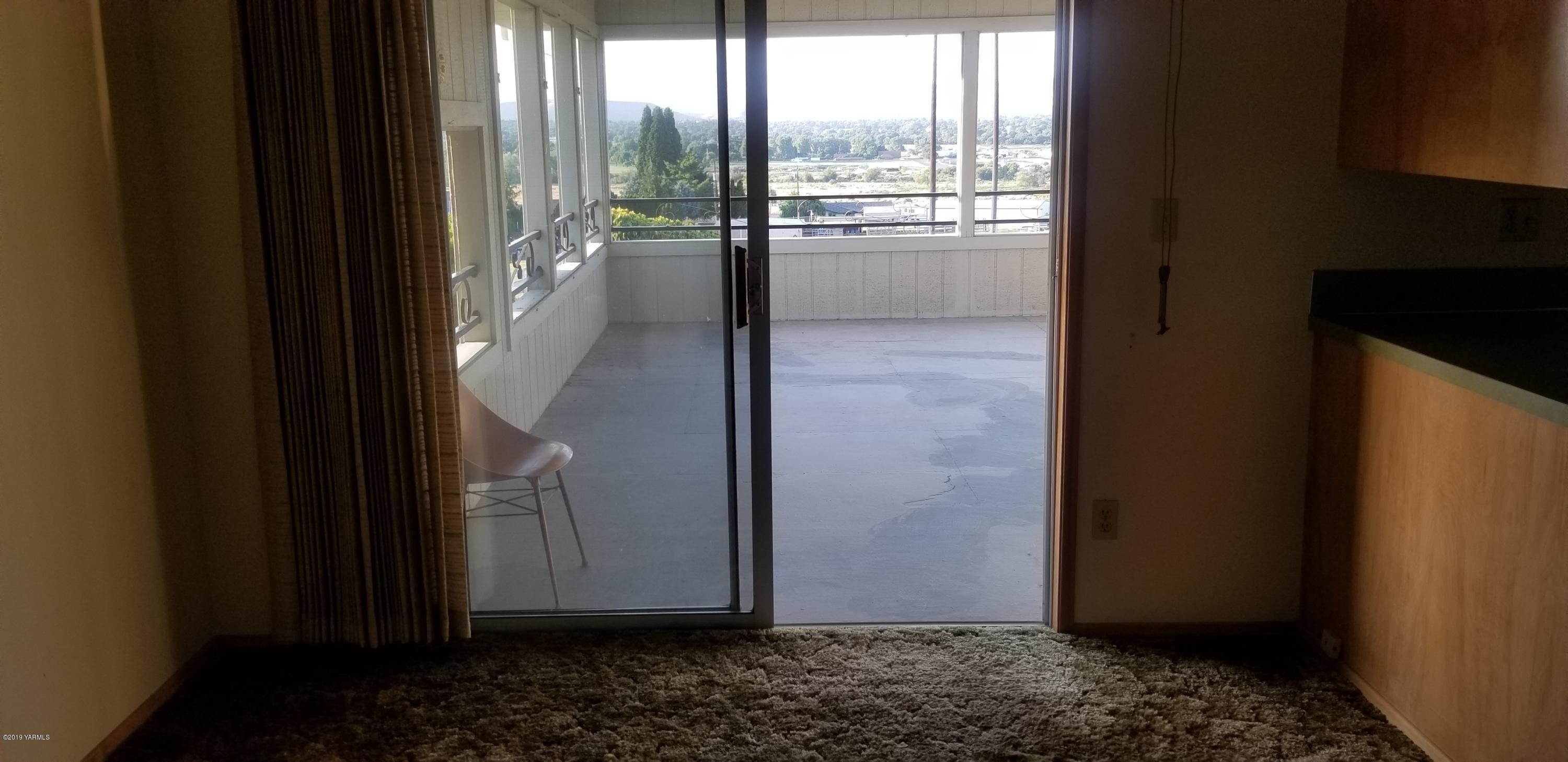 708 Meadowbrook Road Yakima, WA 98903 - Photo 37 of 65 a view of entryway with wooden floor