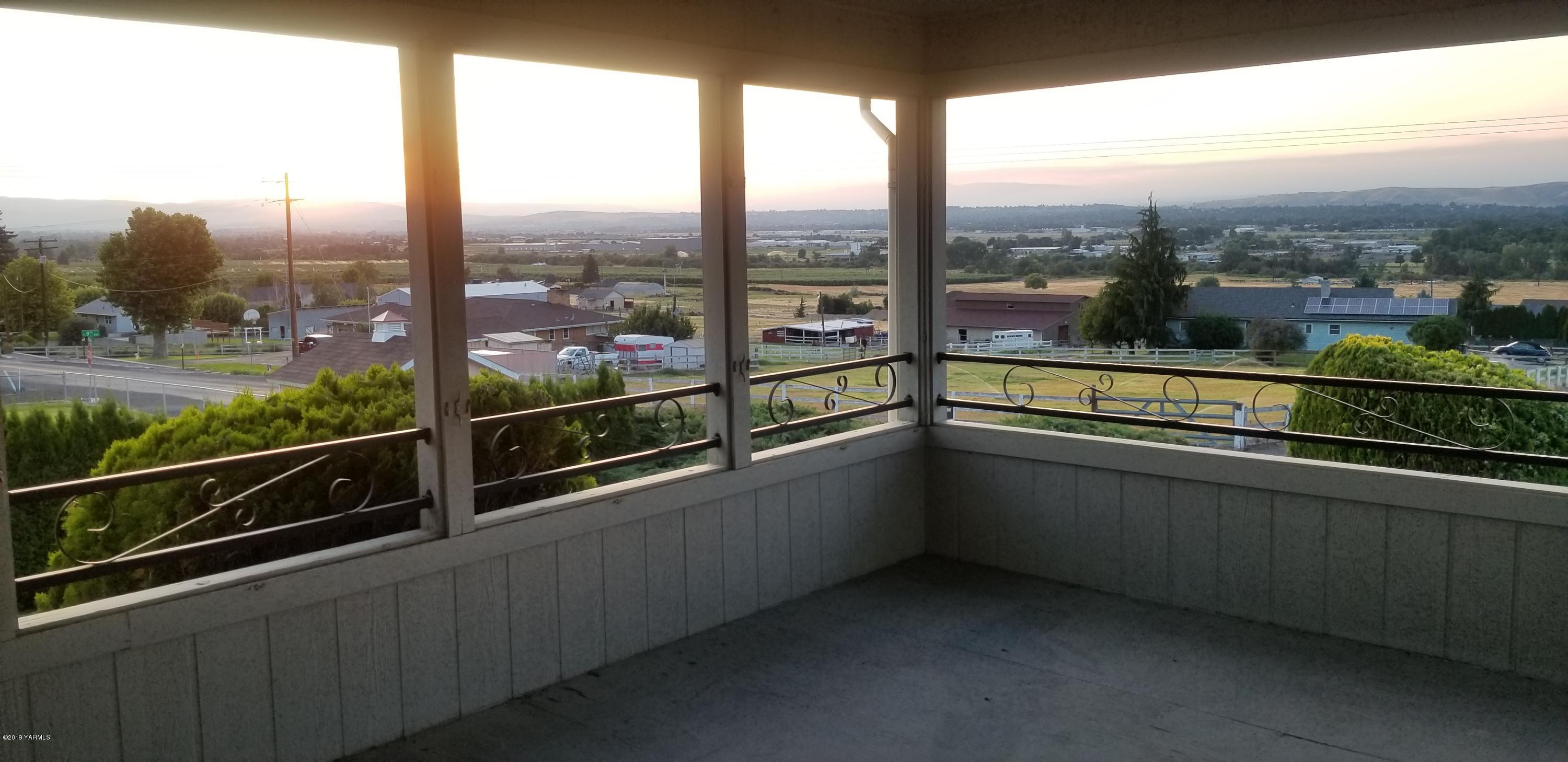 708 Meadowbrook Road Yakima, WA 98903 - Photo 38 of 65 a view of a city from a balcony