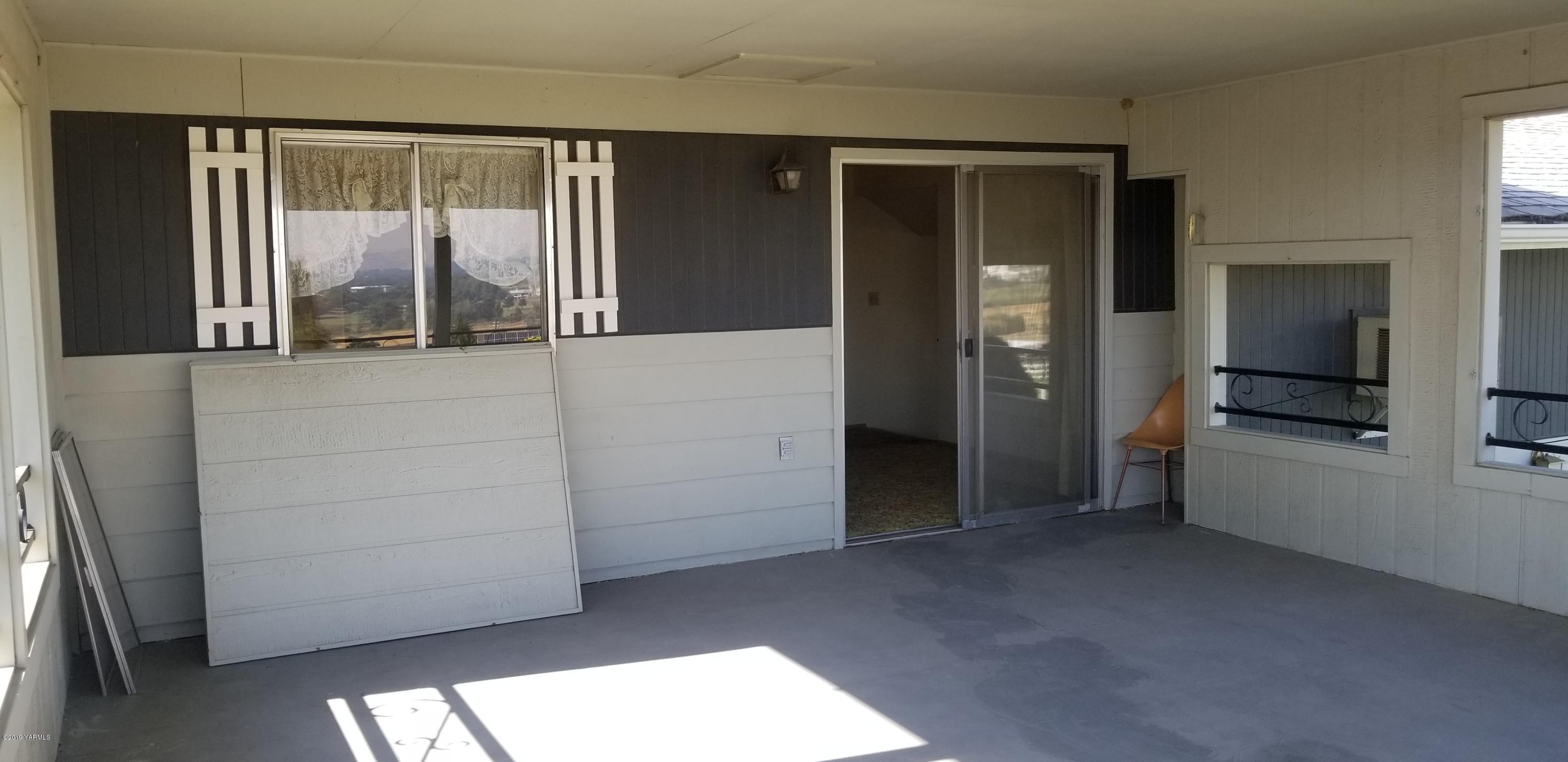 708 Meadowbrook Road Yakima, WA 98903 - Photo 39 of 65 an empty room with window