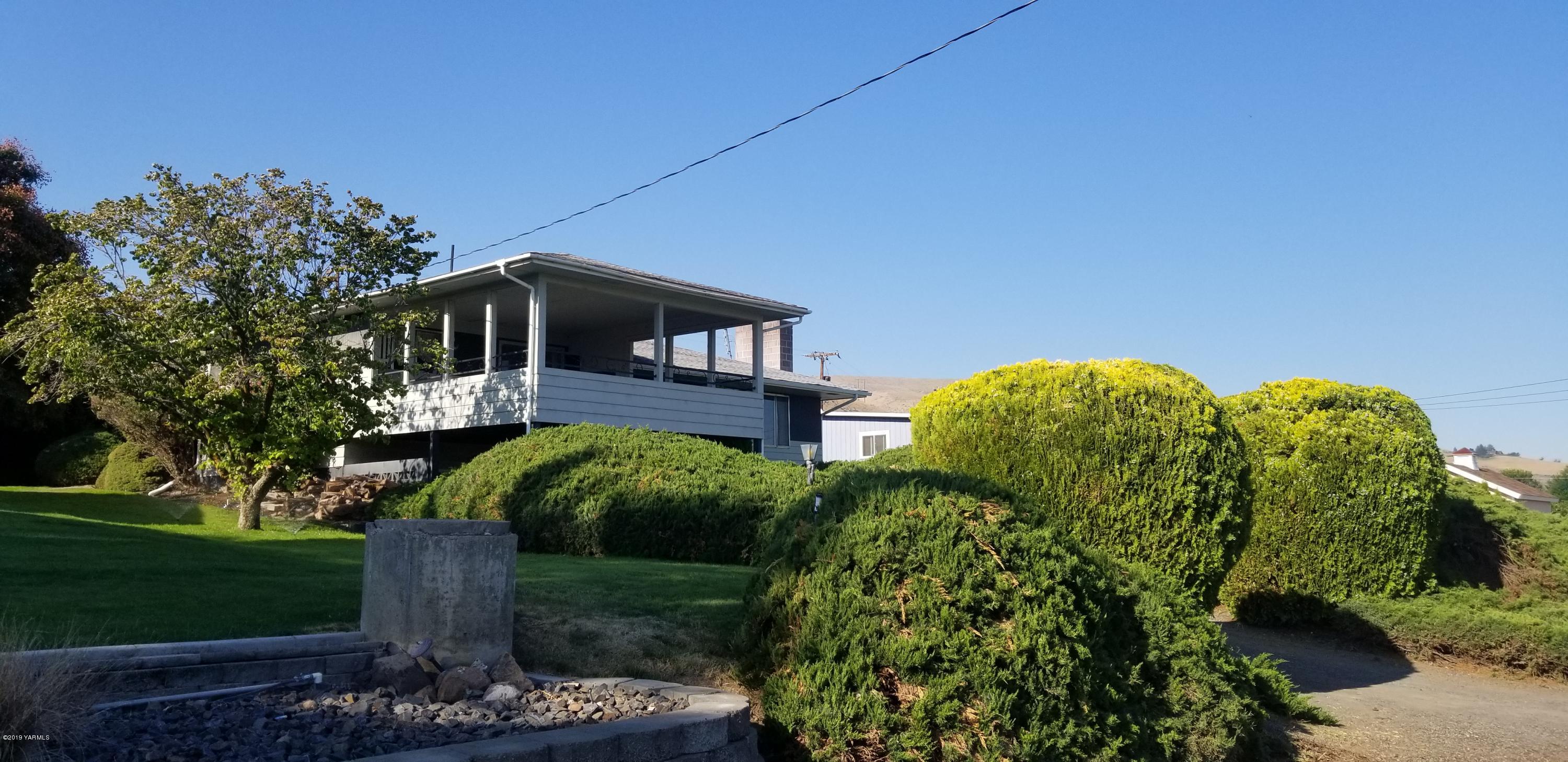 708 Meadowbrook Road Yakima, WA 98903 - Photo 5 of 65 a view of a garden with a house in the background