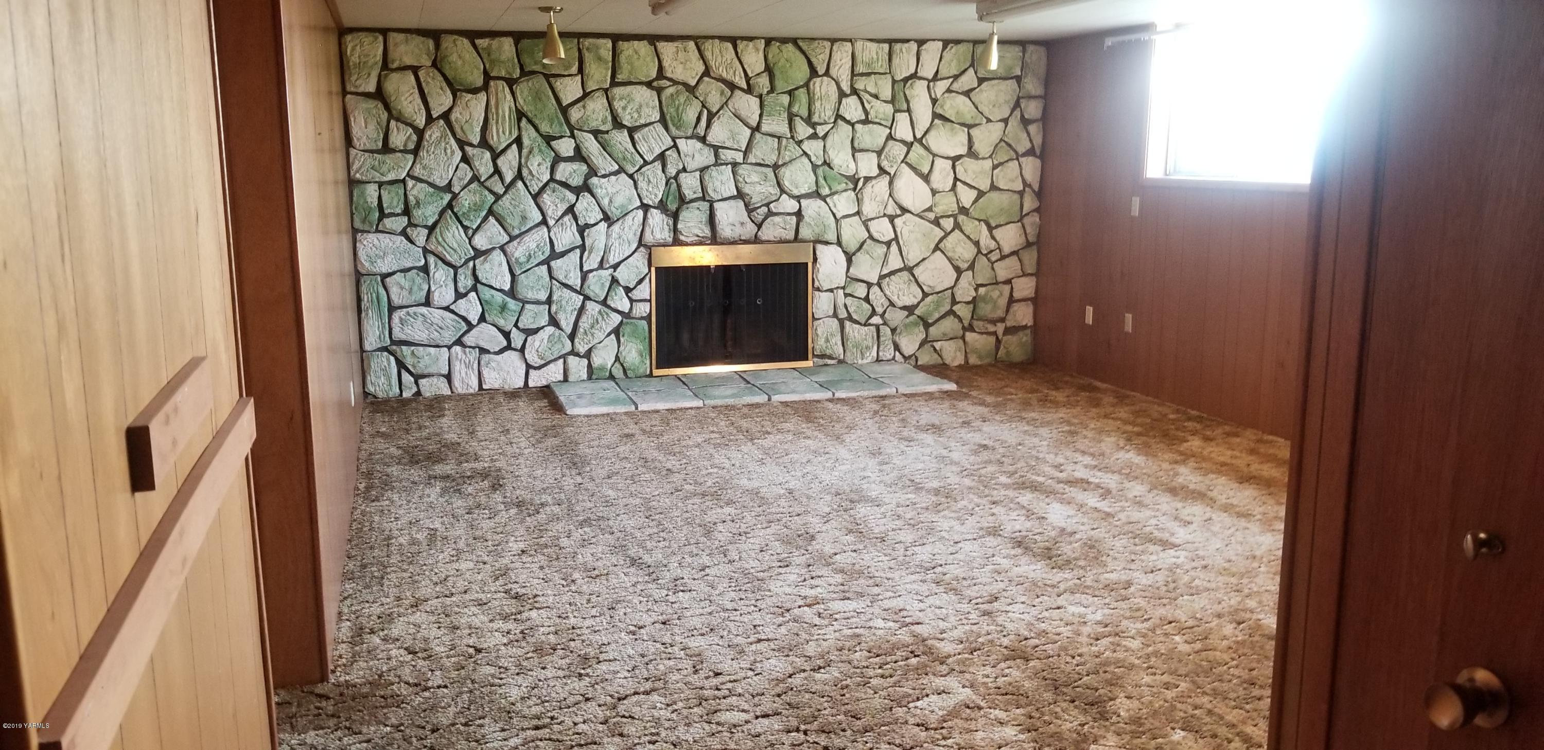708 Meadowbrook Road Yakima, WA 98903 - Photo 43 of 65 a view of empty room with a fireplace