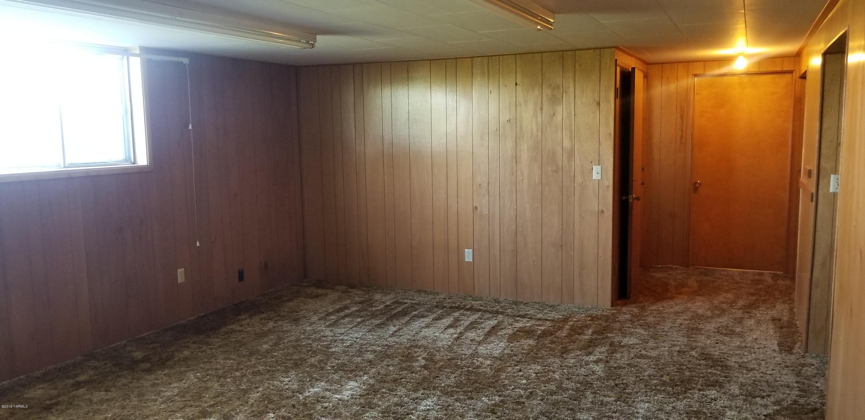 708 Meadowbrook Road Yakima, WA 98903 - Photo 44 of 65 an empty room with windows and closet