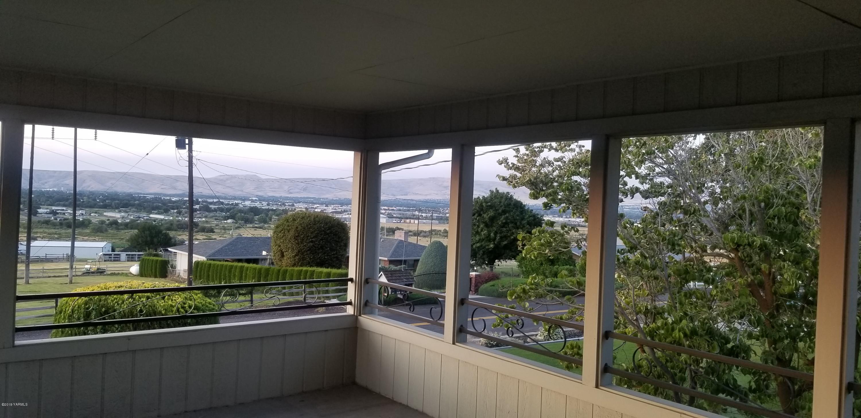 708 Meadowbrook Road Yakima, WA 98903 - Photo 59 of 65 a view of a building from a balcony