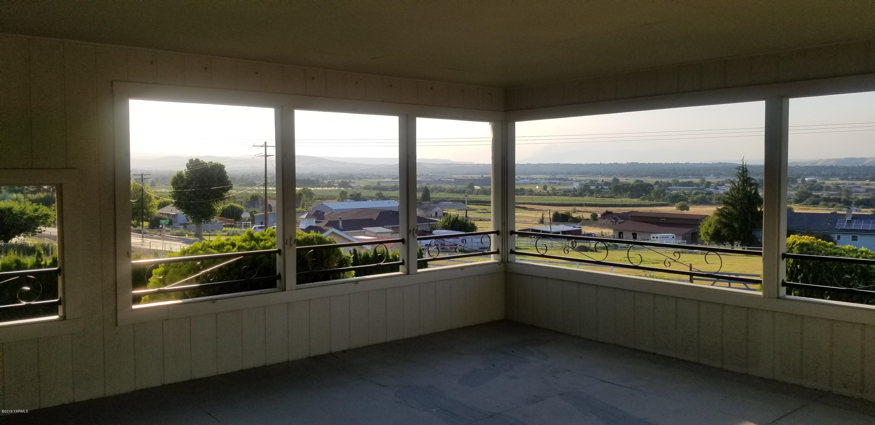 708 Meadowbrook Road Yakima, WA 98903 - Photo 60 of 65 a view of a building from a balcony
