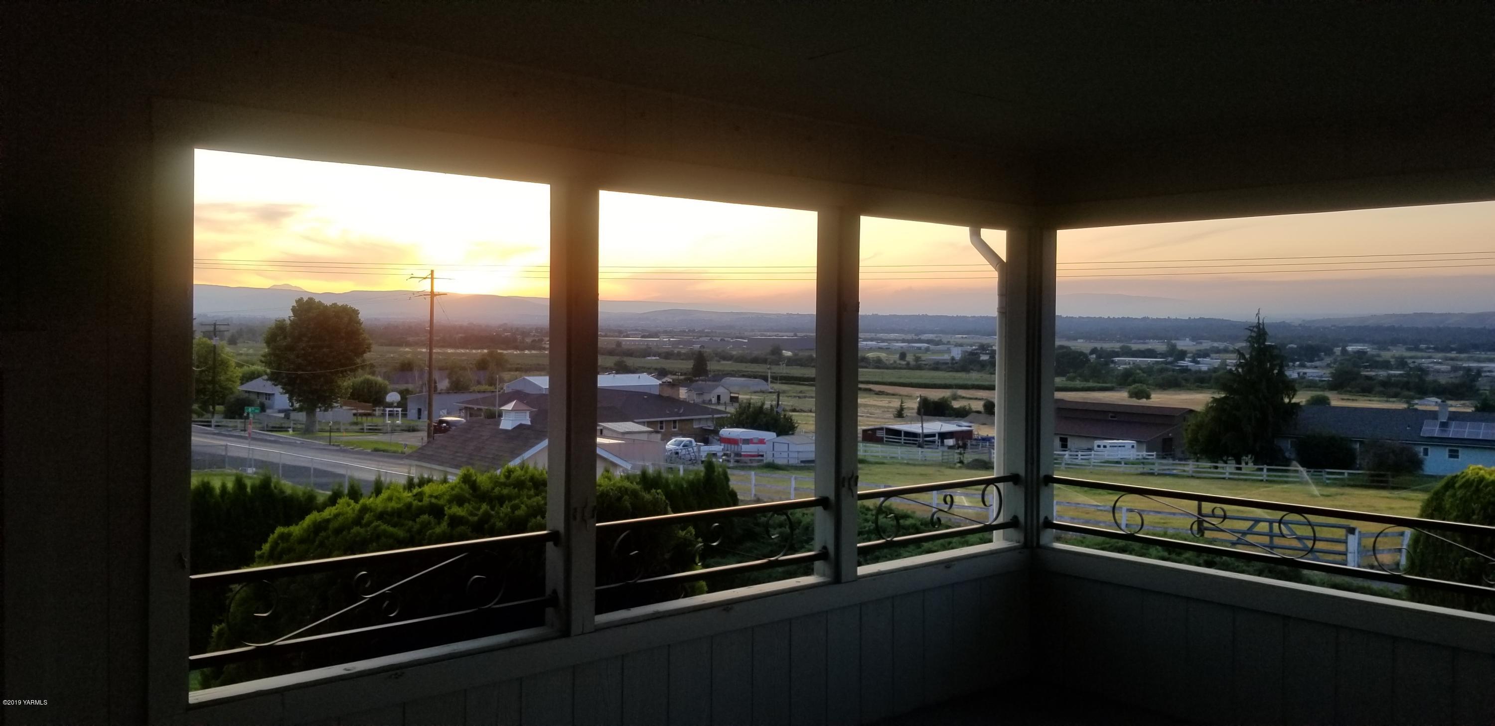 708 Meadowbrook Road Yakima, WA 98903 - Photo 62 of 65 a view of a city from a balcony