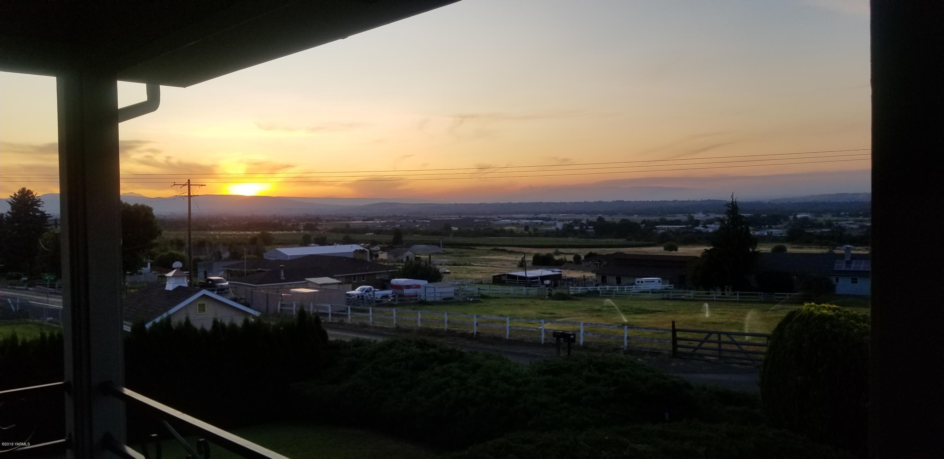 708 Meadowbrook Road Yakima, WA 98903 - Photo 63 of 65 a view of a city from a balcony