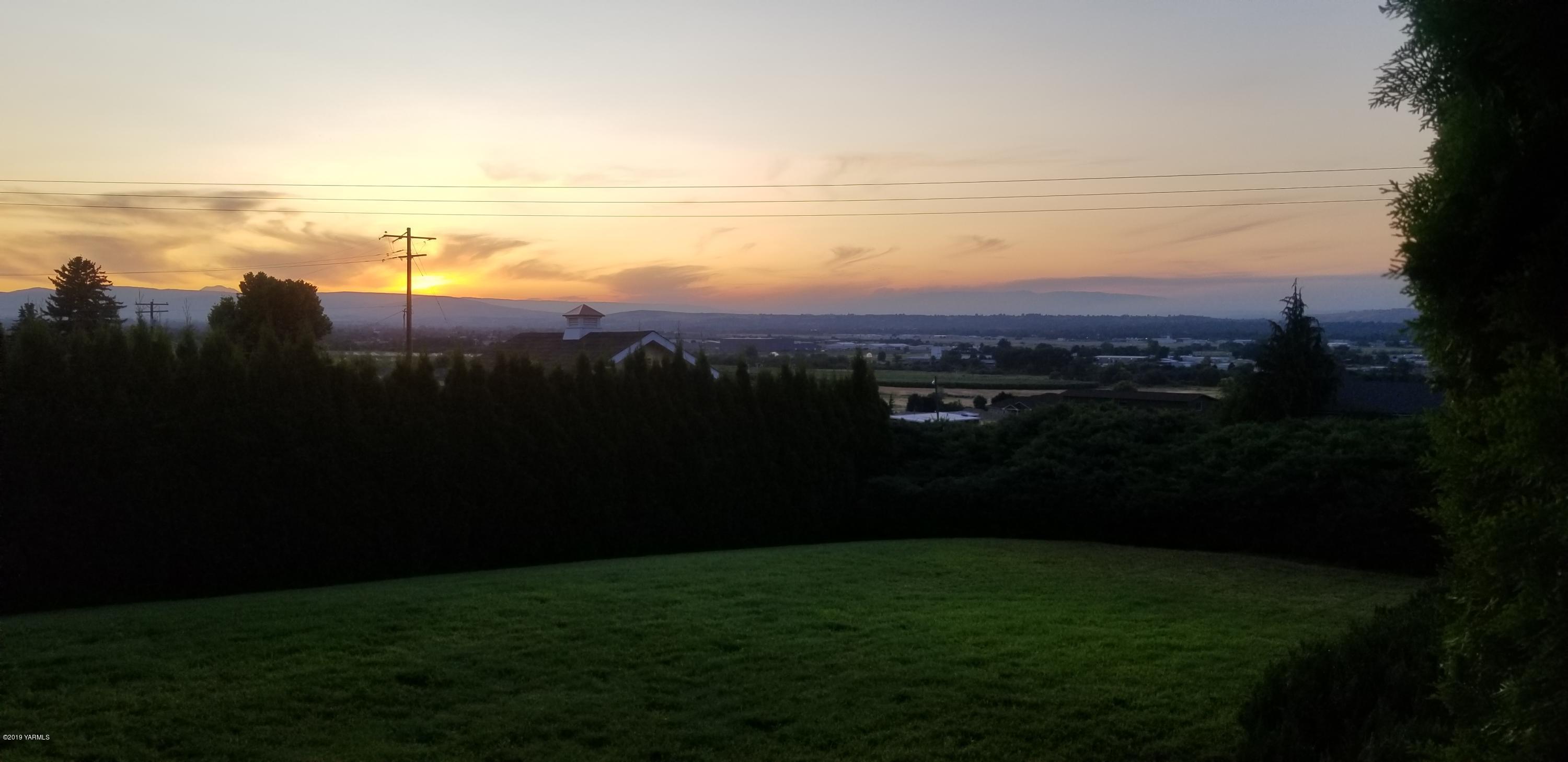 708 Meadowbrook Road Yakima, WA 98903 - Photo 9 of 65 a view of an ocean from a yard