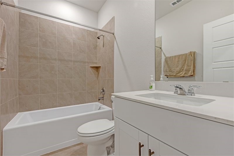 2643 Homestead Rnch Lane Crosby, TX 77532 - Photo 4 of 23 a bathroom with a sink a toilet and a bathtub