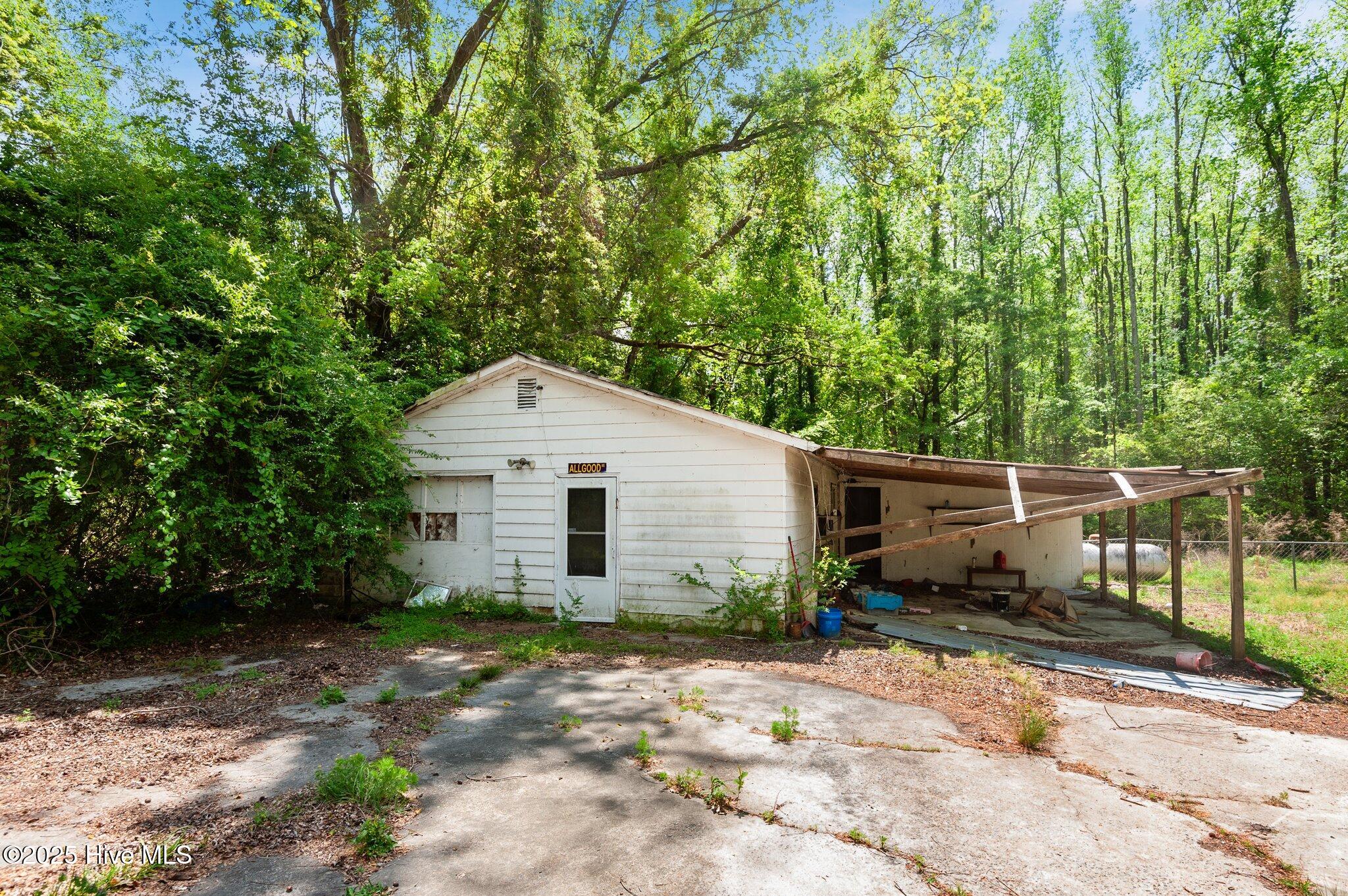 904 Liberty Hill Road Kinston, NC 28501 - Photo 3 of 53 Detached workshop / garage. 25'x35' with lean-to