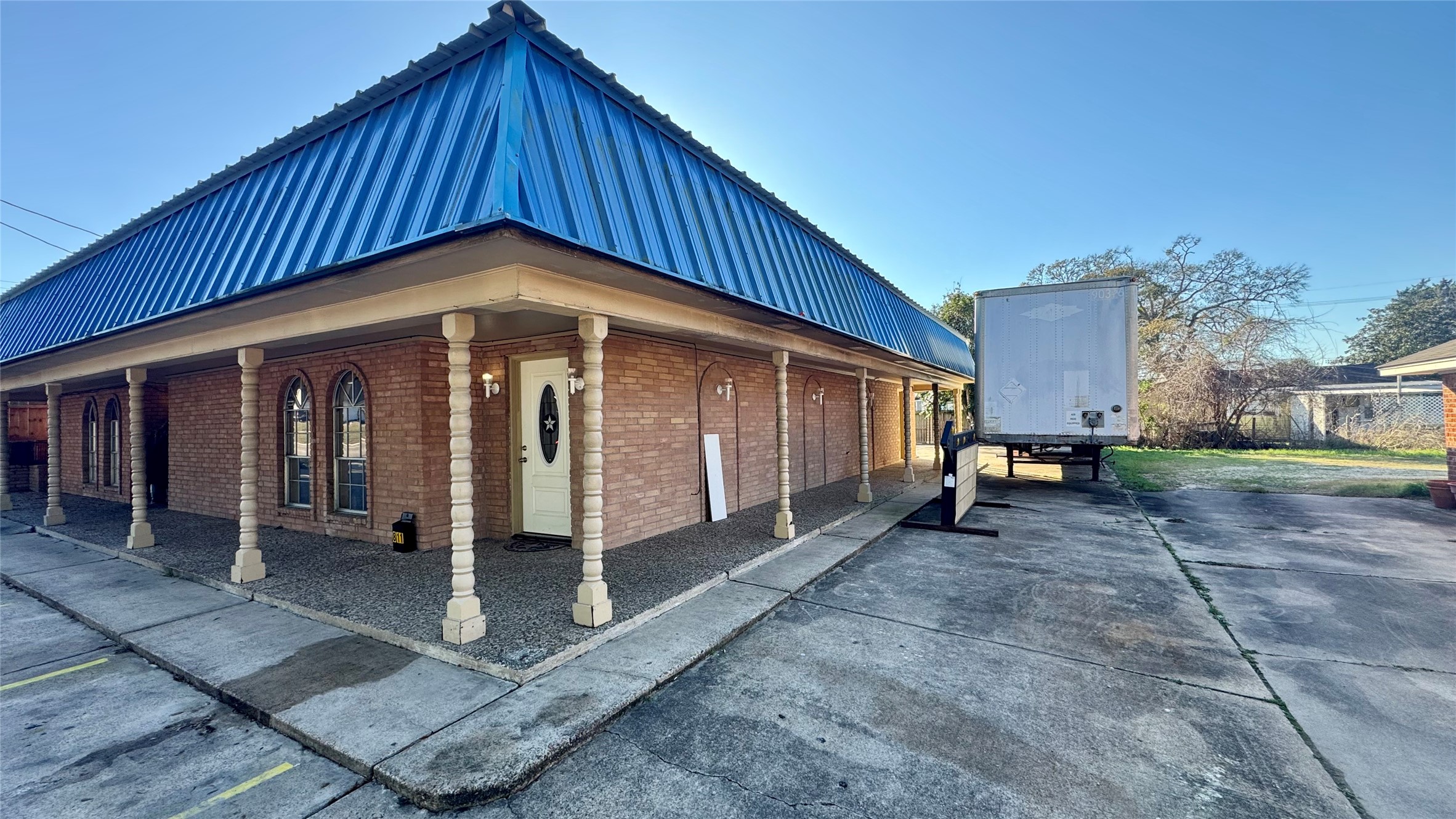 811 North Travis Street Liberty, TX 77575 - Photo 29 of 31 a front view of a house with garden