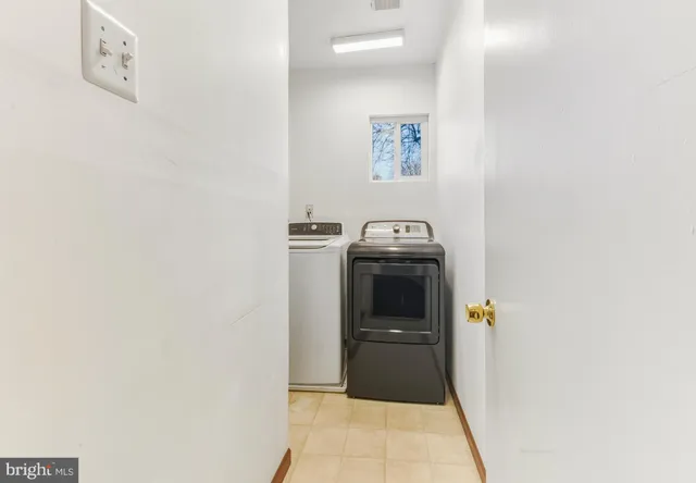 a view of utility room