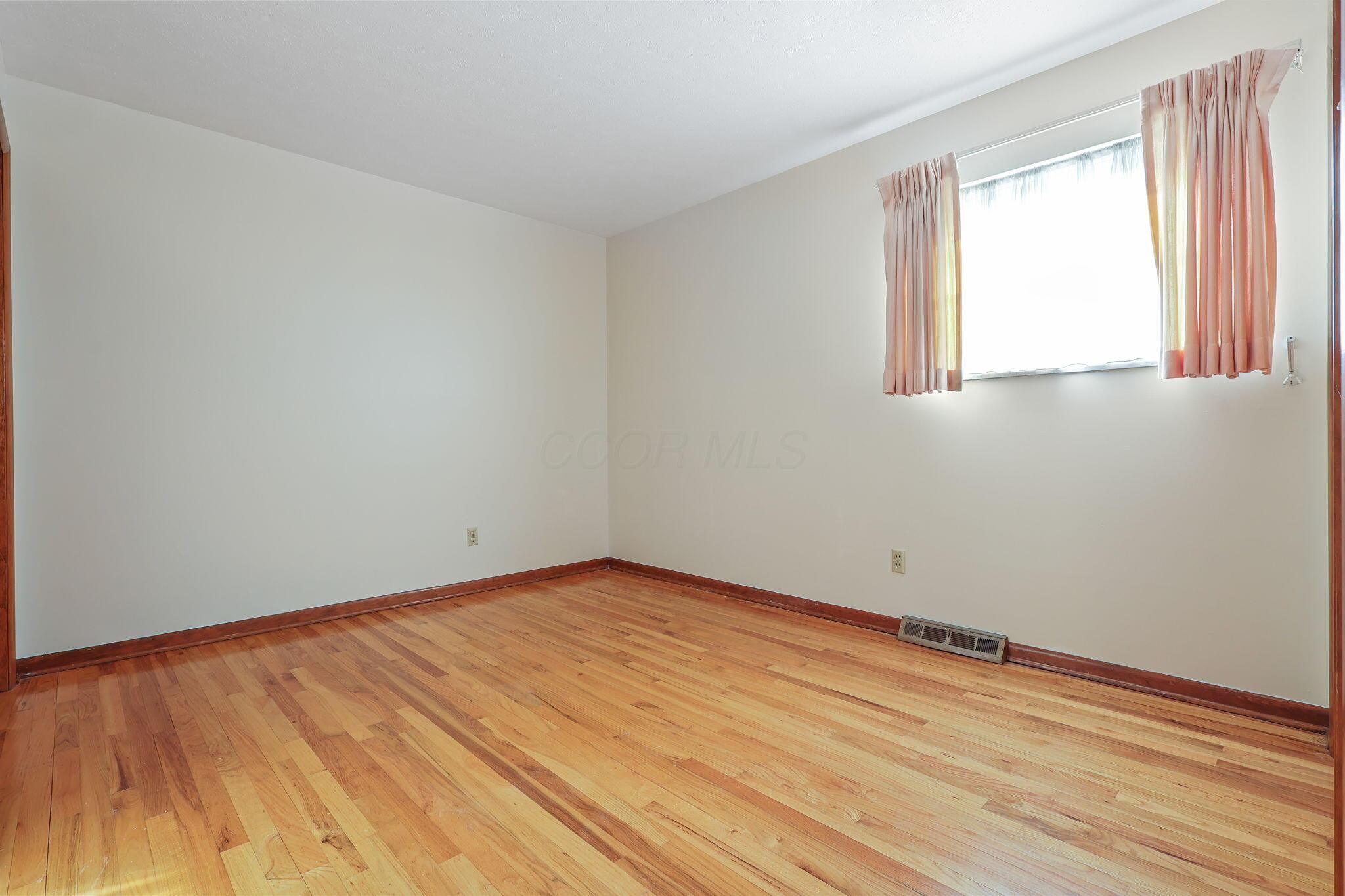 6066 Sandgate Road Columbus, OH 43229 - Photo 19 of 47 32-web-or-mls-G02A8645