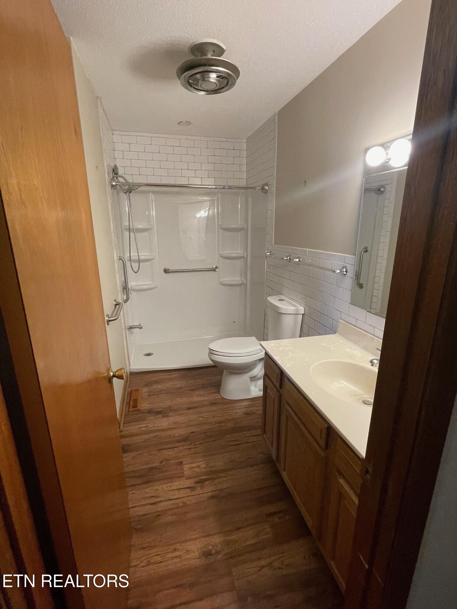 217 Newport Road, Unit 5 Knoxville, TN 37934 - Photo 15 of 18 217 Newport Rd Bath Main