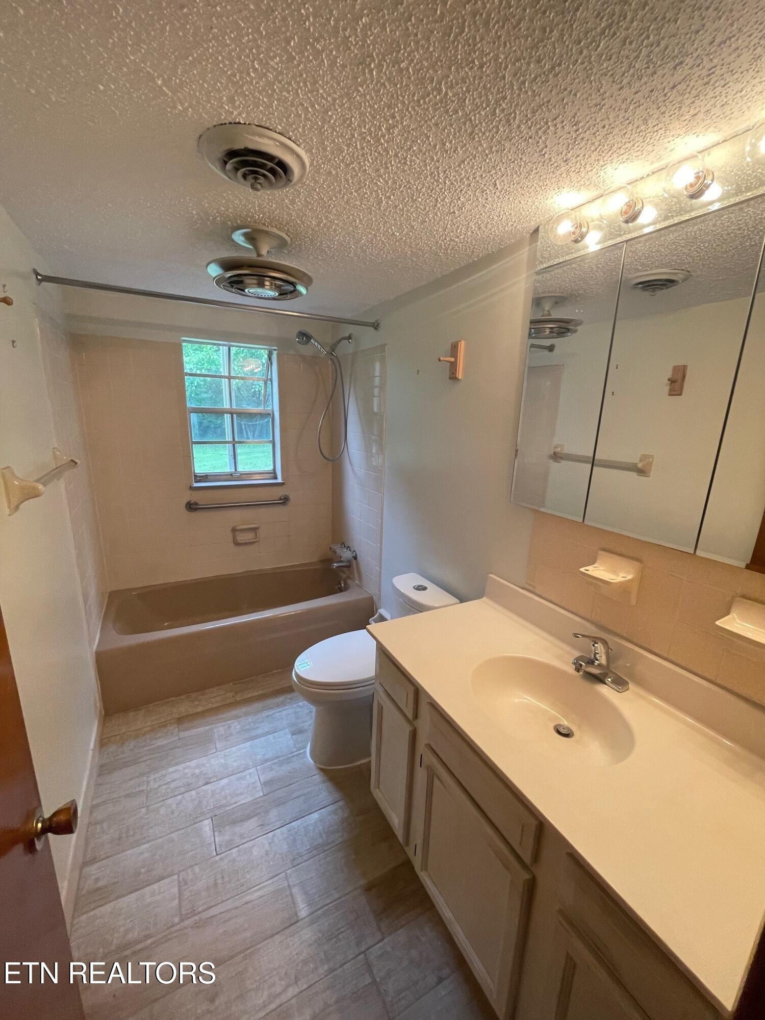 217 Newport Road, Unit 5 Knoxville, TN 37934 - Photo 16 of 18 217 Newport Rd Bath 2