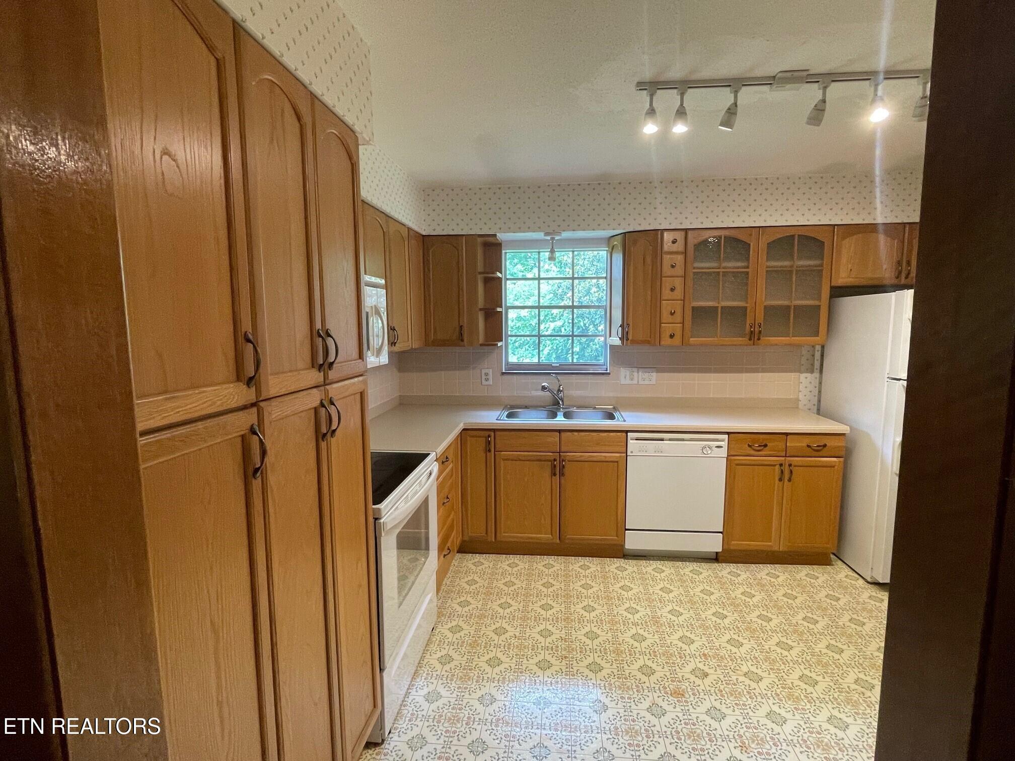 217 Newport Road, Unit 5 Knoxville, TN 37934 - Photo 7 of 18 217 Newport Rd Kitchen