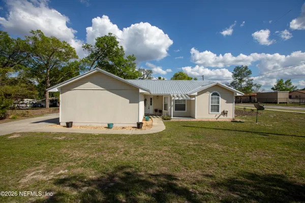 a view of a house with yard and garage