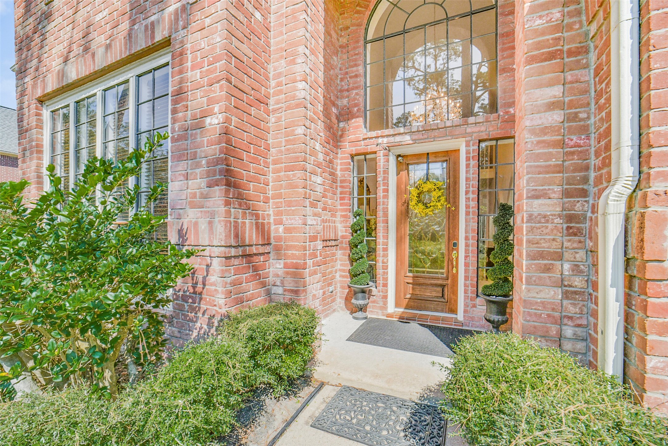17302 Atherington Place Spring, TX 77379 - Photo 4 of 50 Step into the grandeur of this Memorial Northwest residence with its impressive and inviting grand entranceway, setting the stage for the exquisite living spaces within.