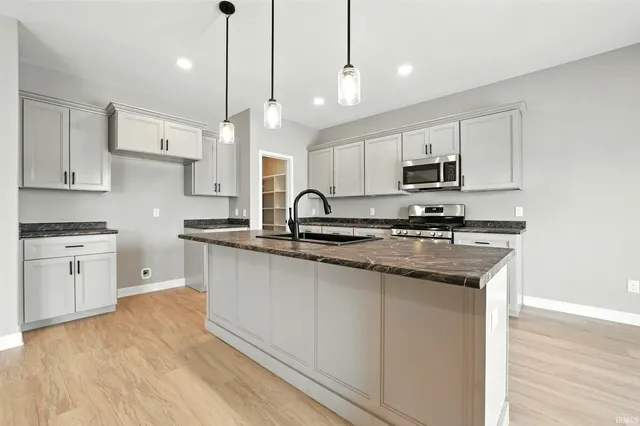 $389,900 | 1216 Switchfoot Drive, Huntertown, IN 46748