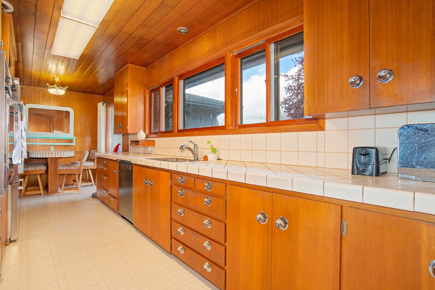 9906 Table Rock Road White City, OR 97503 - Photo 5 of 32 huge kitchen windows