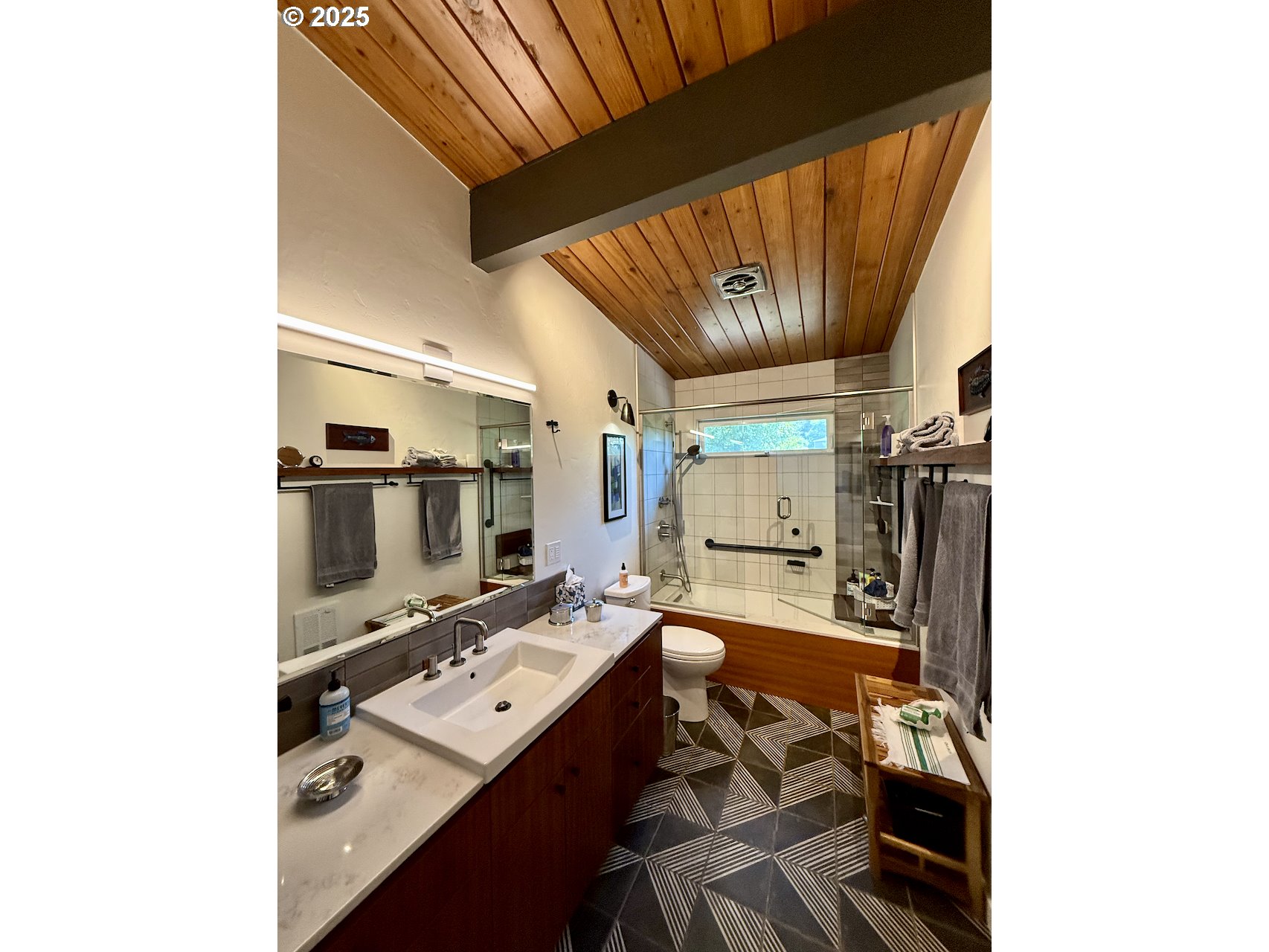 2203 Lorane Highway Eugene, OR 97405 - Photo 24 of 46 a storage room with washer and dryer