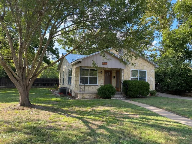 $1,675 | 706 North Lincoln Street, Fredericksburg, TX 78624