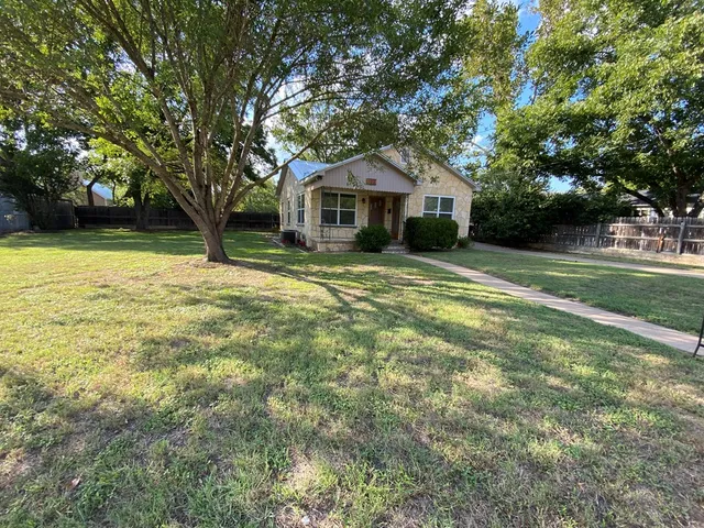 $1,675 | 706 North Lincoln Street, Fredericksburg, TX 78624