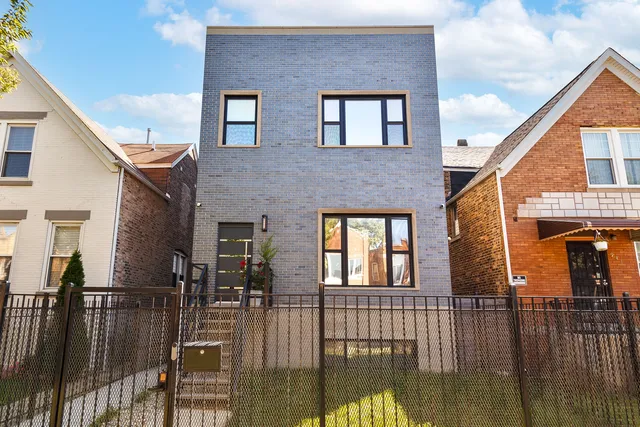 $825,000 | 943 North Central Park Avenue, Chicago, IL 60651