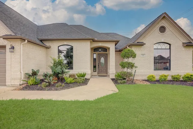 $379,900 | 112 Washington Avenue, Clute, TX 77531