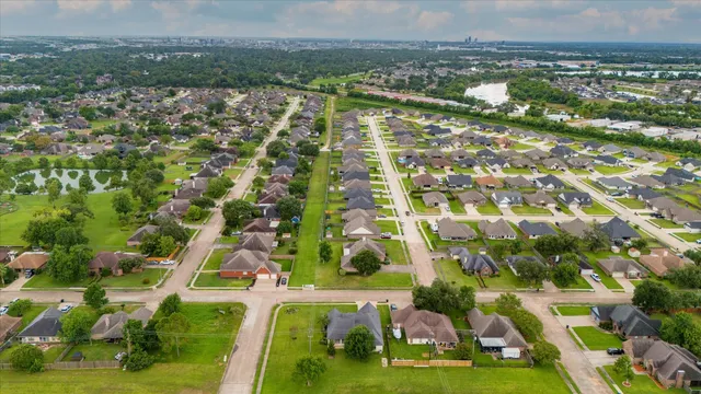 $379,900 | 112 Washington Avenue, Clute, TX 77531