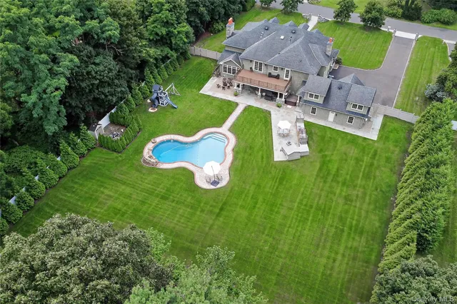 a view of a house with a big yard