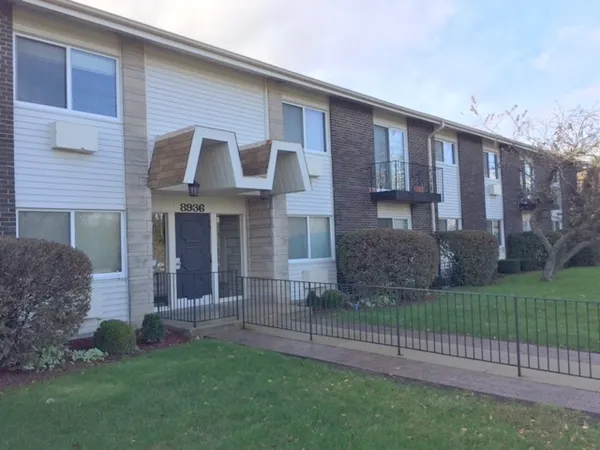 $174,900 | 8936 Northshore Drive, Unit 104D, Des Plaines, IL 60016