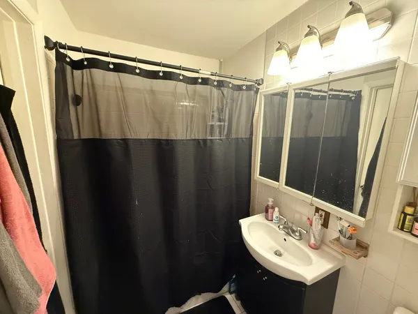 $174,900 | 8936 Northshore Drive, Unit 104D, Des Plaines, IL 60016