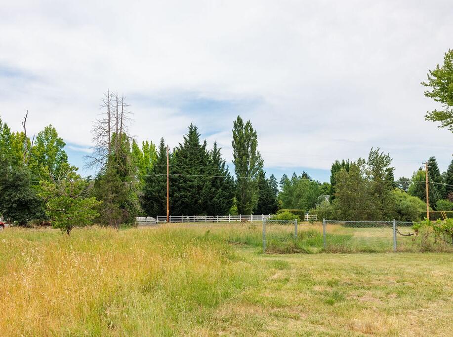 4361 Leonard Road Grants Pass, OR 97527 - Photo 9 of 17 9