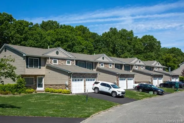 $3,360 | 5000 Townhouse Drive, Unit 506, Coram, NY 11727