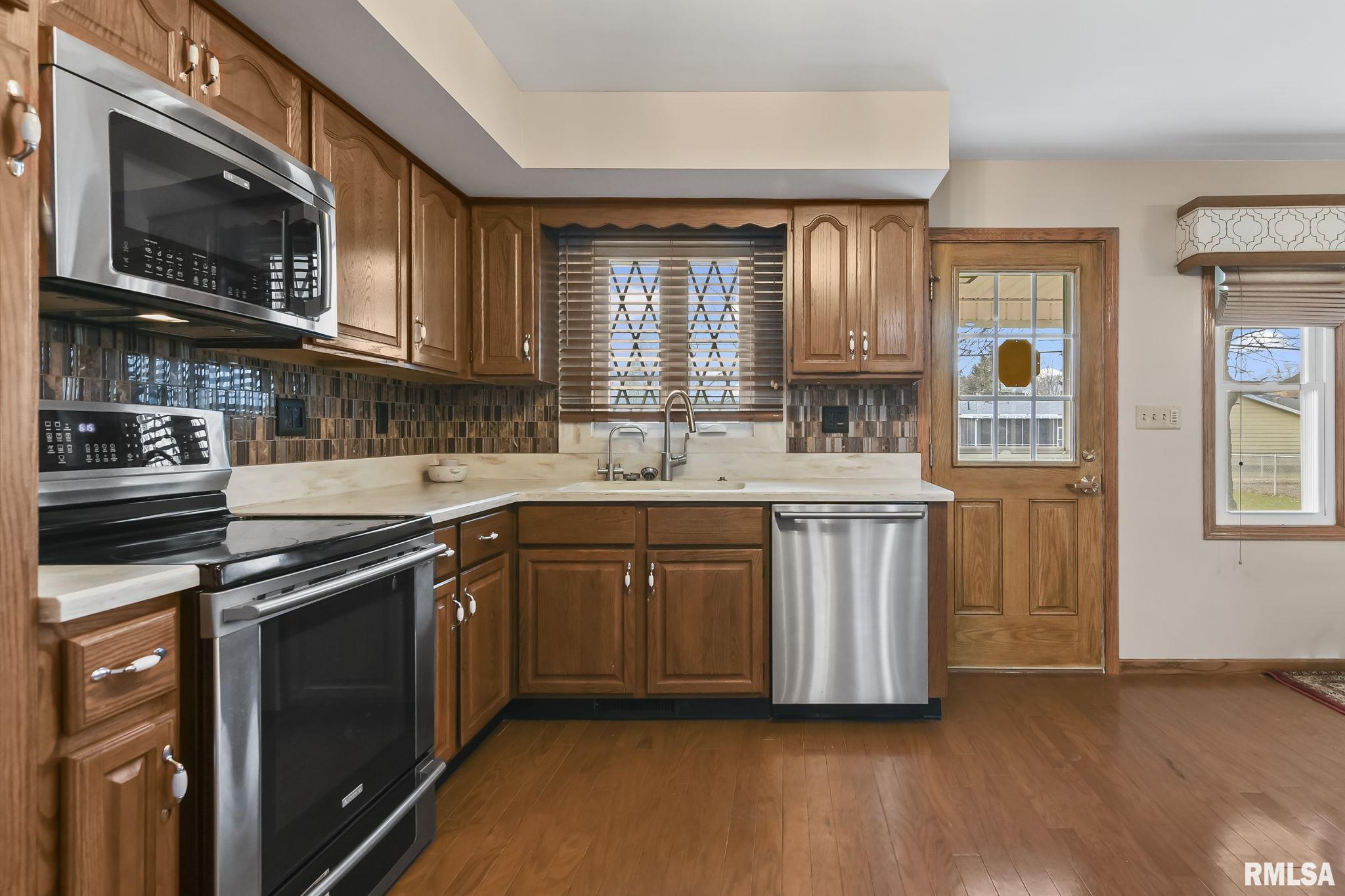 2120 Blackhawk Road Springfield, IL 62702 - Photo 7 of 41