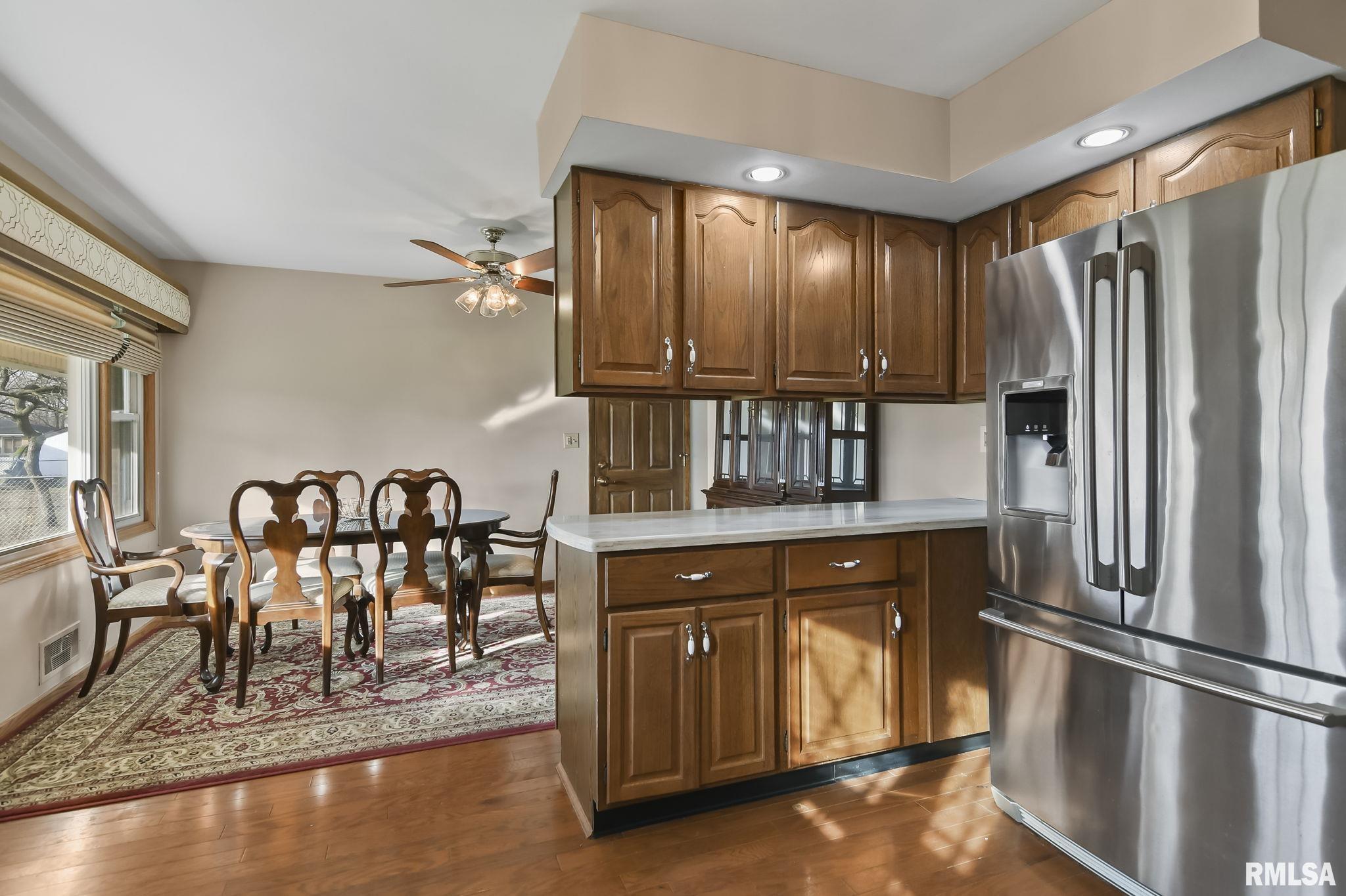 2120 Blackhawk Road Springfield, IL 62702 - Photo 10 of 41
