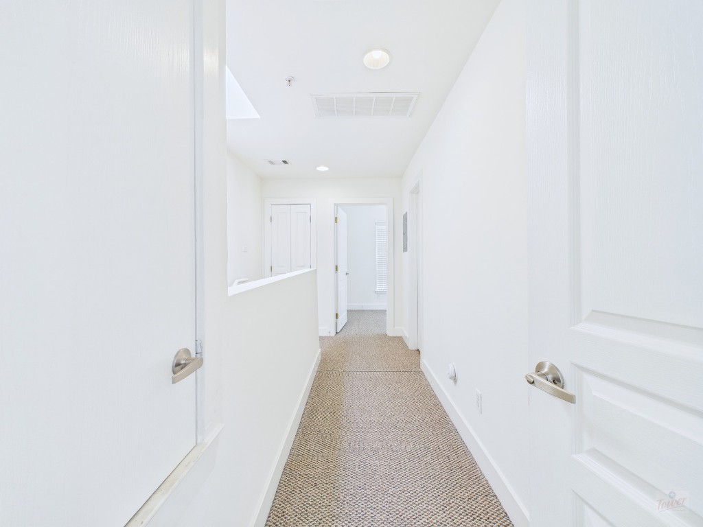 711 West 32nd Street, Unit 151 Austin, TX 78705 - Photo 18 of 21 a view of a hallway with closet