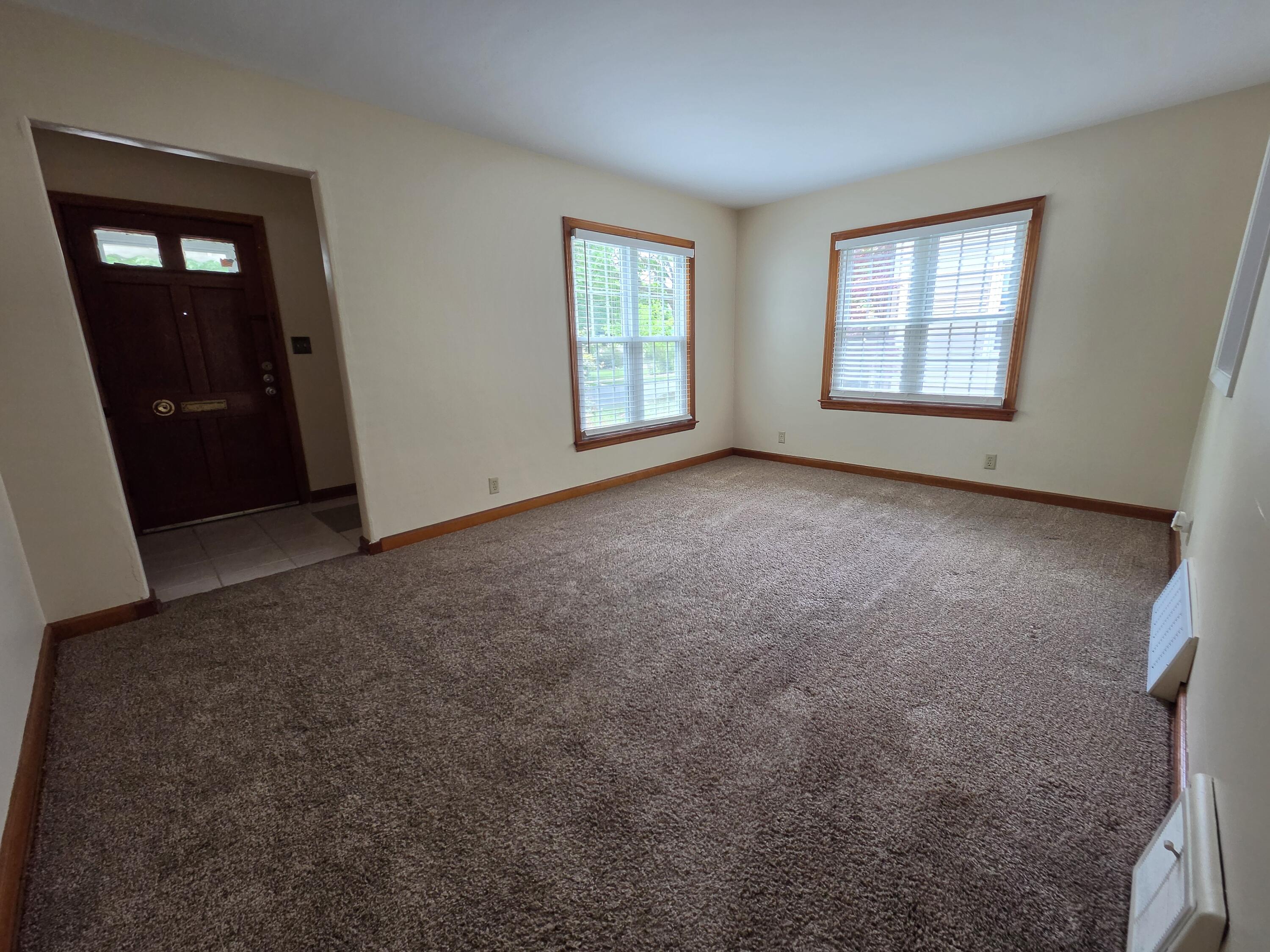 3265 South Burrell Street Milwaukee, WI 53207 - Photo 3 of 39 Living Room