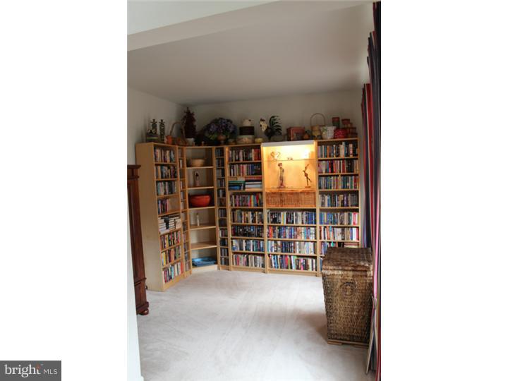 22 Wendover Road East Windsor, NJ 08520 - Photo 2 of 20 Library