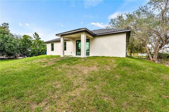 a view of a house with a yard