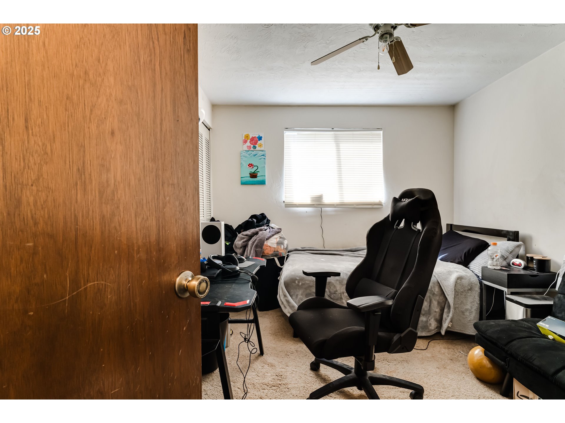 3911 Pam Street Eugene, OR 97402 - Photo 20 of 25 a living room with furniture and a window