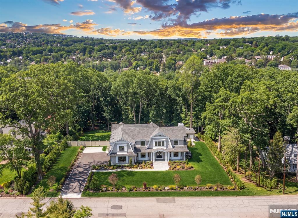 396 Knollwood Road Ridgewood, NJ 07450 - Photo 2 of 50