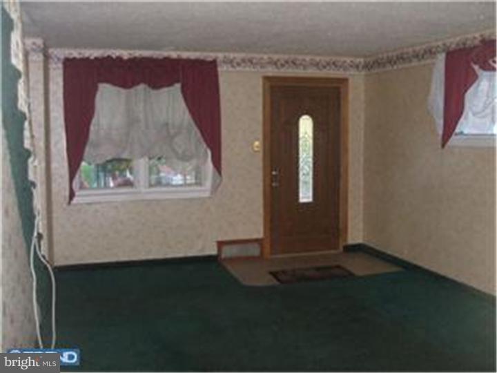 201 Golf Road Darby, PA 19023 - Photo 9 of 25 Living Room