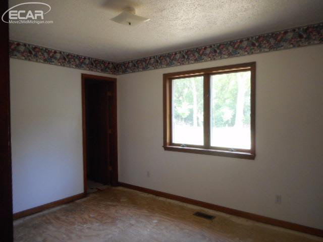 5335 East Carpenter Road Flint, MI 48506 - Photo 7 of 11 21313856-6.JPG