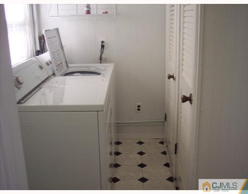 636 Myrtle Road North Brunswick, NJ 08902 - Photo 6 of 8 a utility room with dryer and washer