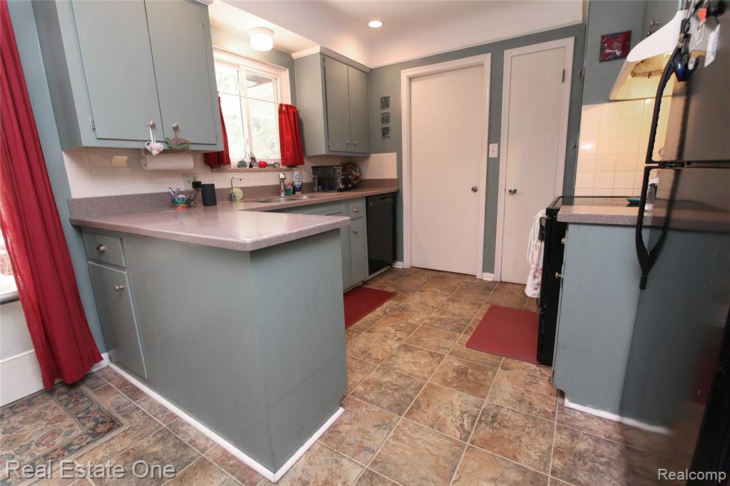 483 Rochdale Drive South Rochester Hills, MI 48309 - Photo 13 of 36